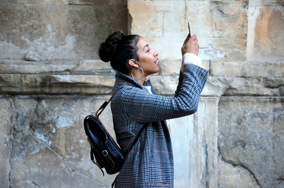 Mulher faz selfie Mulher faz selfie